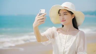 4K夏日晴朗海边年轻女性拍照视频的预览图